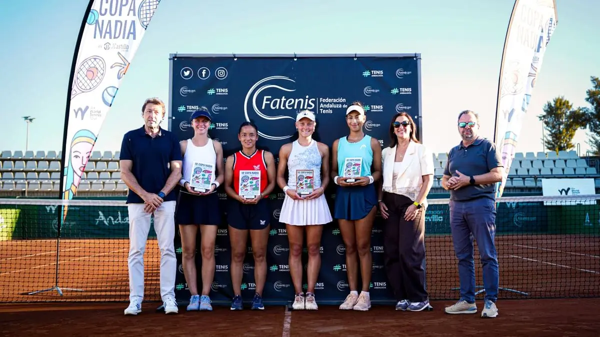 Marie Mattel y Lucie Nguyen, campeonas de dobles de la 10ª Copa Nadia, junto a las subcampeonas Yasmine Kabbaj y Katerina Tsygourova, con sus trofeos.Leyenda: Marie Mattel y Lucie Nguyen celebran el título