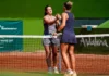 Tres españolas se meten en cuartos de la Copa Nadia en un día agridulce para el tenis andaluz Jugadoras saludandose al finalizar un partido en la Copa Nadia Sevilla ITF W35.