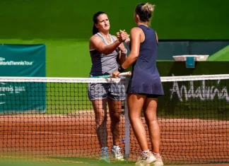 Tres españolas se meten en cuartos de la Copa Nadia en un día agridulce para el tenis andaluz Jugadoras saludandose al finalizar un partido en la Copa Nadia Sevilla ITF W35.