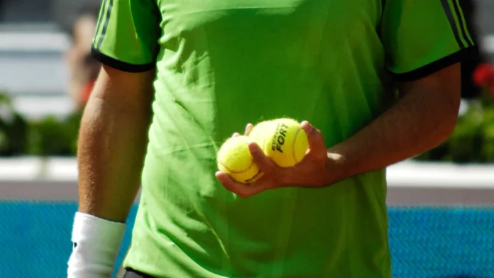 Flow en tenis y máximo rendimiento Tenista concentrado durante un momento de flow en competición