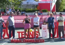 Berzina remonta y Massellani domina las finales del Vigo Tennis Open 2026 Keisija Berzina, campeona del Vigo Tennis Open 2026, junto a la finalista Noelia Manta.