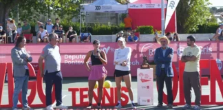 Berzina remonta y Massellani domina las finales del Vigo Tennis Open 2026 Keisija Berzina, campeona del Vigo Tennis Open 2026, junto a la finalista Noelia Manta.
