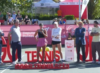 Berzina remonta y Massellani domina las finales del Vigo Tennis Open 2026 Keisija Berzina, campeona del Vigo Tennis Open 2026, junto a la finalista Noelia Manta.