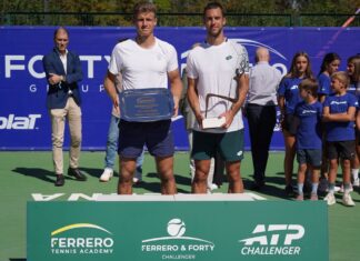 Laslo Djere posa con el trofeo de campeón del Ferrero & Forty Challenger 100 de Villena 2026.