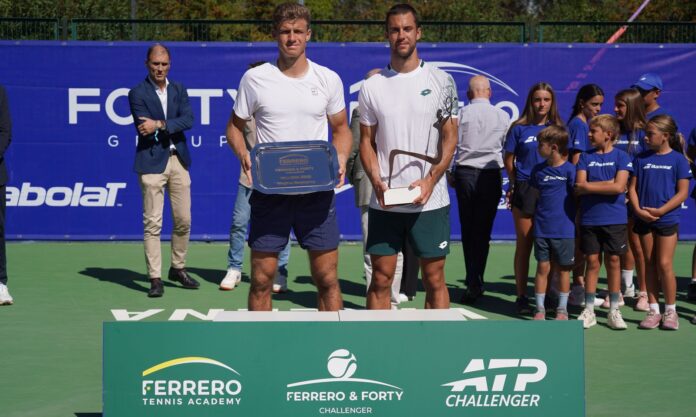Laslo Djere, campeón del Ferrero & Forty Challenger 2026 Laslo Djere posa con el trofeo de campeón del Ferrero & Forty Challenger 100 de Villena 2026.