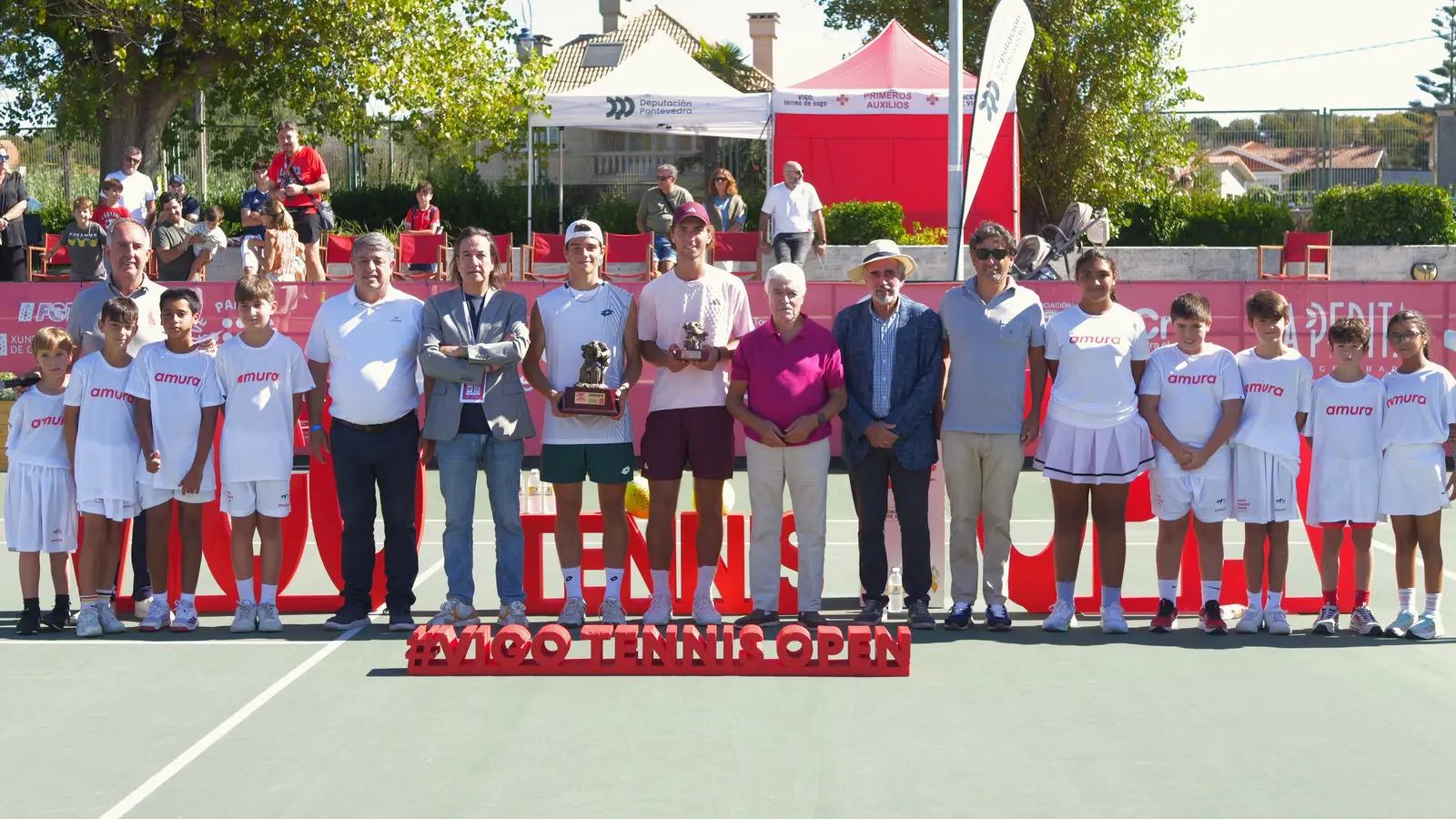 Simone Massellani y Mark Ceban durante la entrega de trofeos de la final masculina del Vigo Tennis Open 2026.